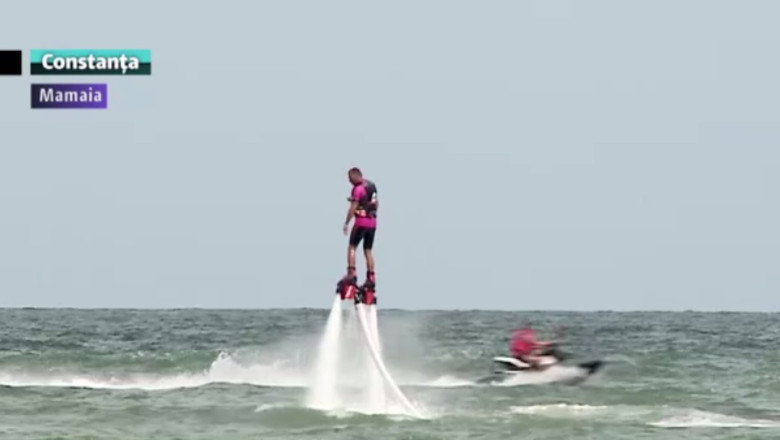Zbor deasupra apei. Flyboard-ul este noua atractie de pe litoral Imagine