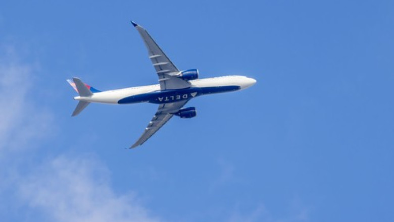 Zbor transformat in cosmar, dupa ce pilotul s-a imbolnavit: Pasagerii au fost nevoiti sa petreaca mai mult de 24 de ore in avion Imagine