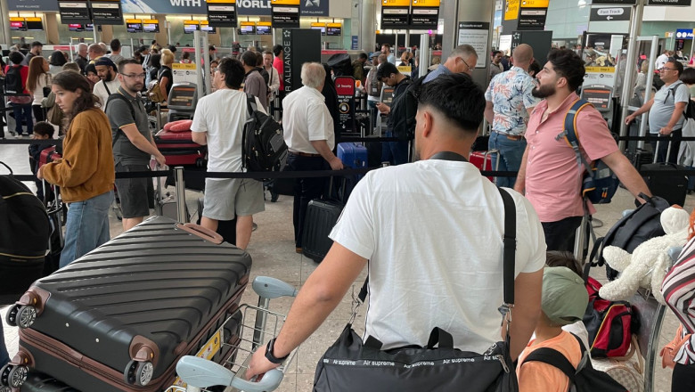 Zboruri anulate si intarziate in Marea Britanie dupa o defectiune la sistemul de control al traficului aerian, mii de pasageri afectati Imagine
