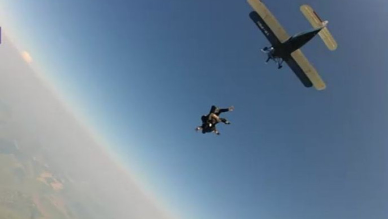 Zboruri de agrement si salturi cu parasuta la Festivalul Hangarida de la Iasi Imagine