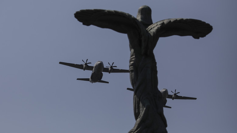 Zboruri de antrenament deasupra Bucurestiului. Duminica are loc o demonstratie aviatica prilejuita de Ziua Aviatiei Romane Imagine