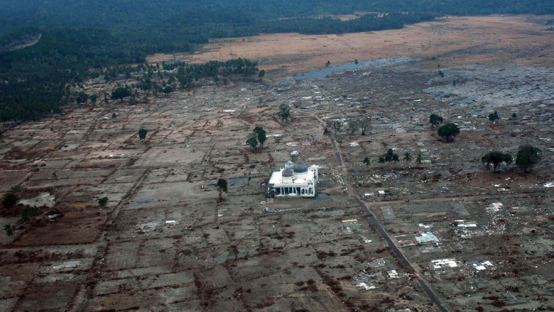 Zece ani de la seismul care a miscat axa pamantului. 230.000 de oameni au murit in urma tsunami-ului  Imagine