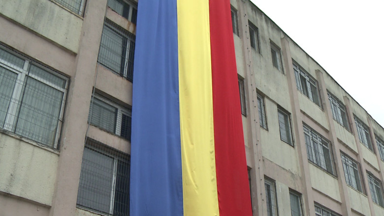 Zece elevi din Constanta au facut un steag urias.Tricolorul masoara 13 metri lungime si 5 metri latime Imagine