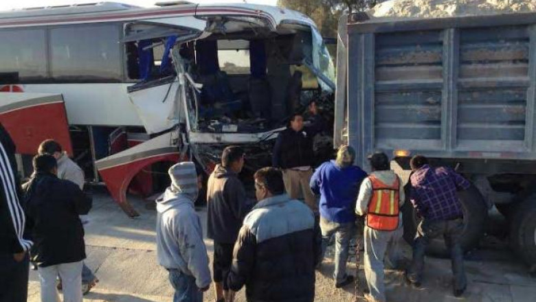 Zece romani, sapte adulti si trei copii, au fost raniti intr-un accident rutier in Mexic Imagine