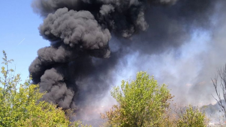 Zece tone de anvelope uzate au ars la Contesti, Dambovita Imagine
