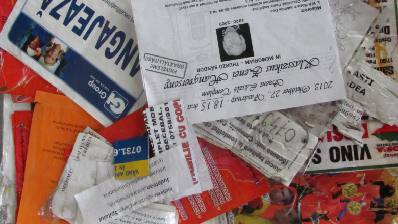 Zeci de afise ilegale, inlaturate din statiile de tramvai si de pe mijloacele de transport in comun din Oradea Imagine