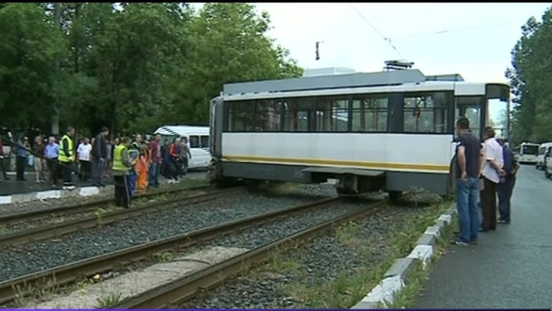 Zeci de angajati RATB au fost mobilizati pentru a repune pe sine tramvaiul deraiat pe linia 41 Imagine