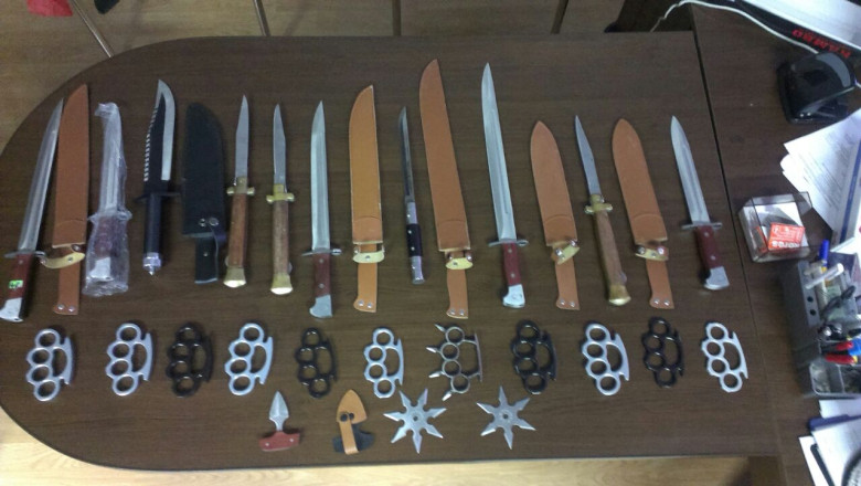 Zeci de arme albe au fost gasite intr-un targ din sectorul 4 Imagine