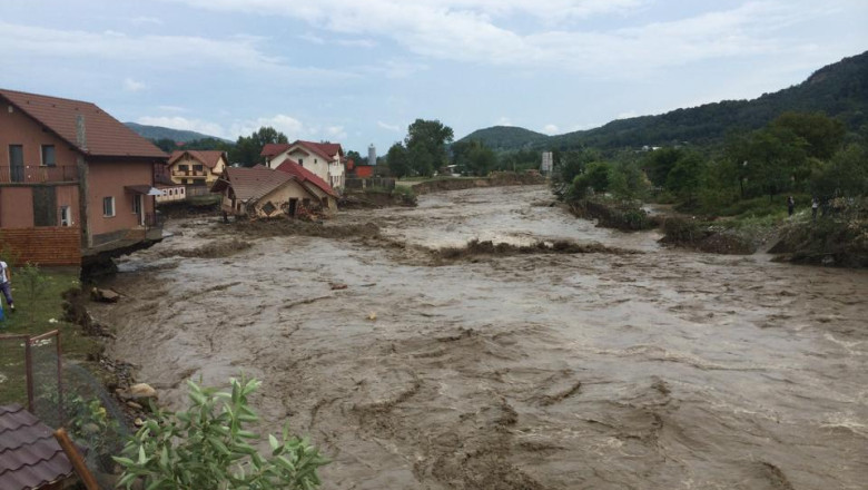 Zeci de case din Salaj si Gorj risca sa se prabuseasca din cauza ploilor. Autoritatile spun ca nu au bani sa stabilizeze solul Imagine