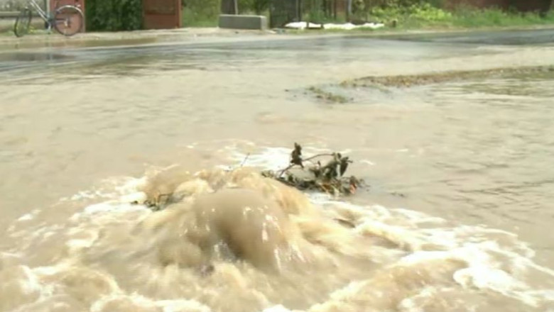 Zeci de case si gospodarii inundate in Galati, Dambovita, Arad si Bacau Imagine