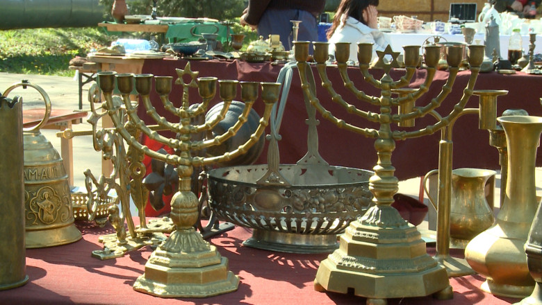 Zeci de colectionari au participat la un targ de antichitati la Oradea Imagine