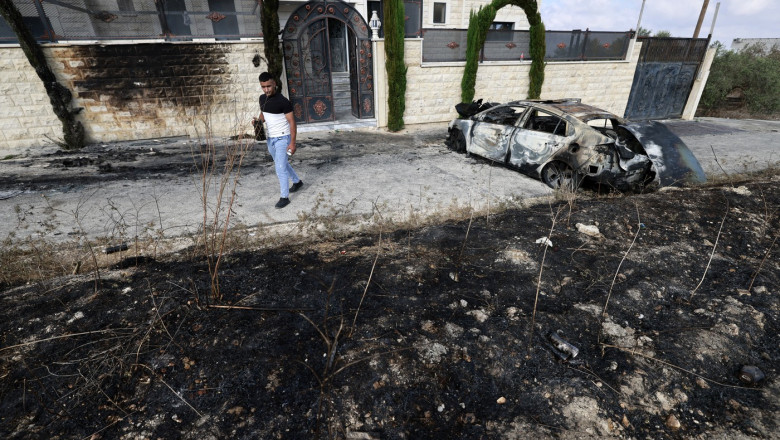 Zeci de colonisti israelieni au incendiat case si masini intr-un sat de palestinieni din Cisiordania. Un om a murit. Reactia SUA Imagine