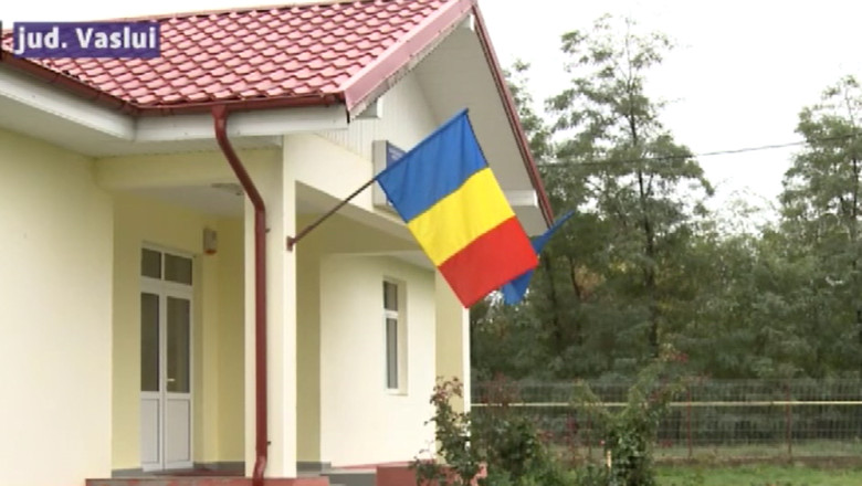 Zeci de copii, nevoiti sa faca naveta in comunele invecinate, dupa ce scolile lor au fost inchise Imagine