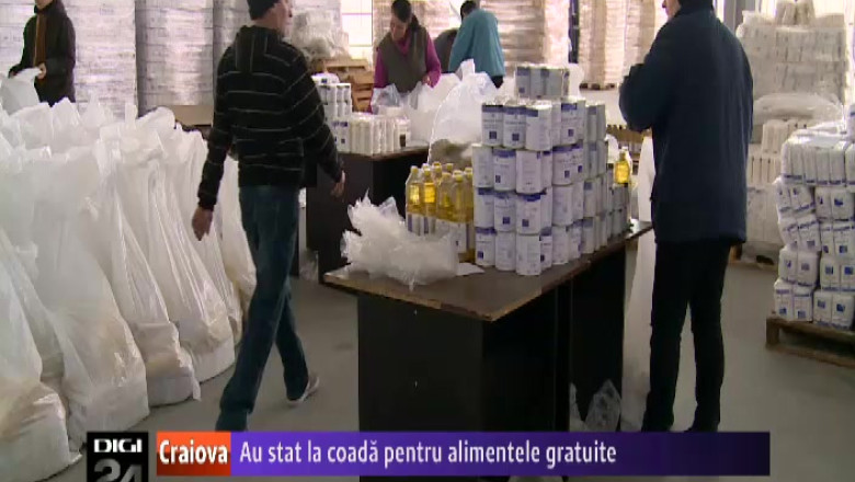 Zeci de craioveni au stat la coada pentru alimentele gratuite Imagine
