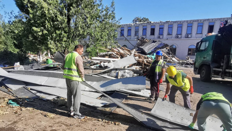 Zeci de detinuti, dusi la Academia de Politie pentru a ajuta la curatenie dupa distrugerile provocate de furtunile violente Imagine