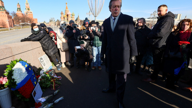 Zeci de diplomati occidentali l-au sfidat pe Putin: Au depus flori la locul in care a fost ucis opozantul Boris Nemtov Imagine