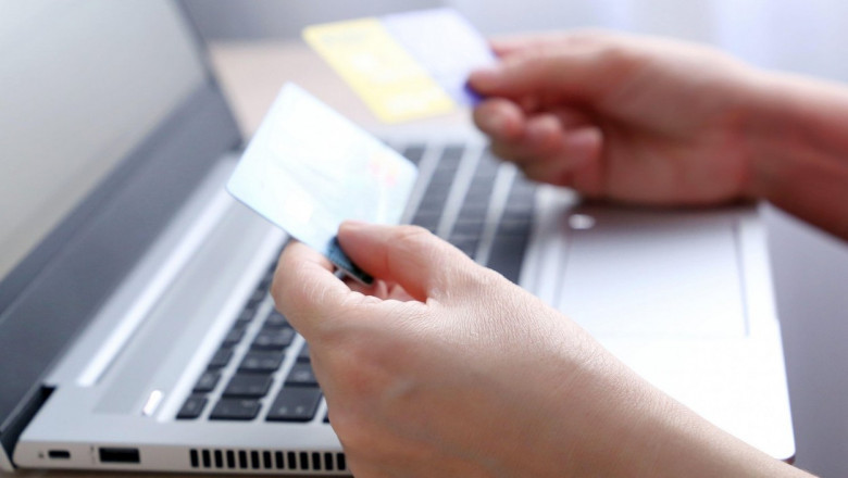 Zeci de femei singure, inclusiv din Romania, au cazut in capcana unor escroci care operau ca in filmul Netflix „The Tinder Swindler” Imagine