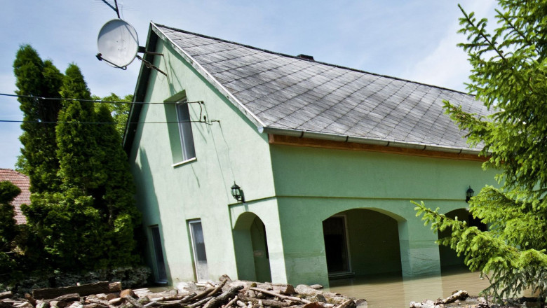 Zeci de gospodarii au fost inundate in Galati Imagine