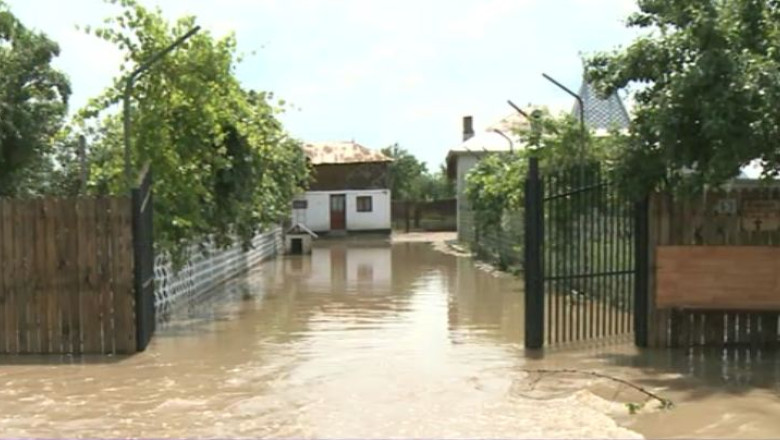 Zeci de gospodarii din mai multe judete au fost acoperite de ape Imagine