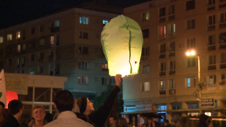 Zeci de lampioane tricolore lansate in centrul Iasiului la implinirea a 96 de ani de la Unirea cu Basarabia Imagine