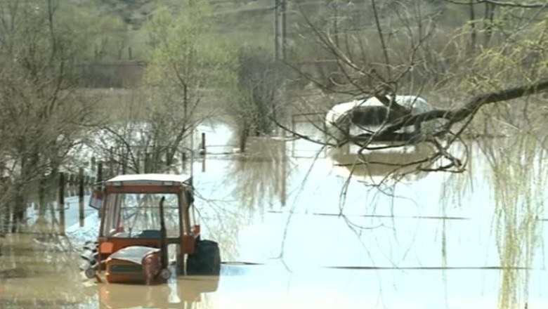 Zeci de locuinte inundate in judetele Dambovita si Prahova Imagine