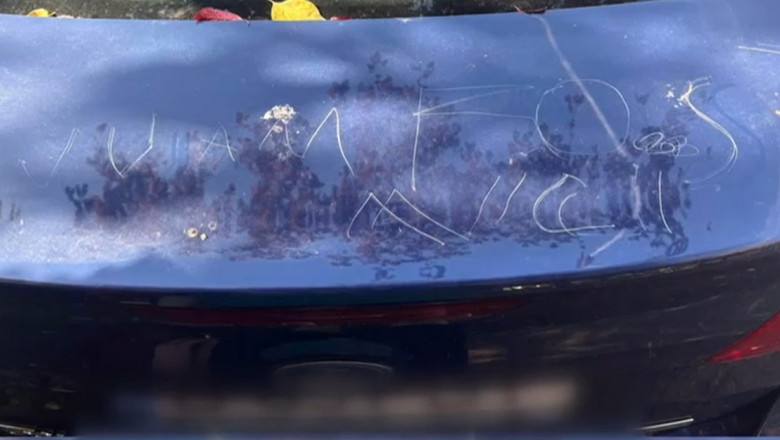 Zeci de masini au fost vandalizate intr-o parcare din Sectorul 4. Ce mesaj a fost scrijelit pe vehicule Imagine