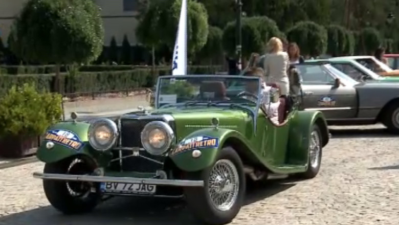 Zeci de masini de epoca, in centrul Iasiului Imagine