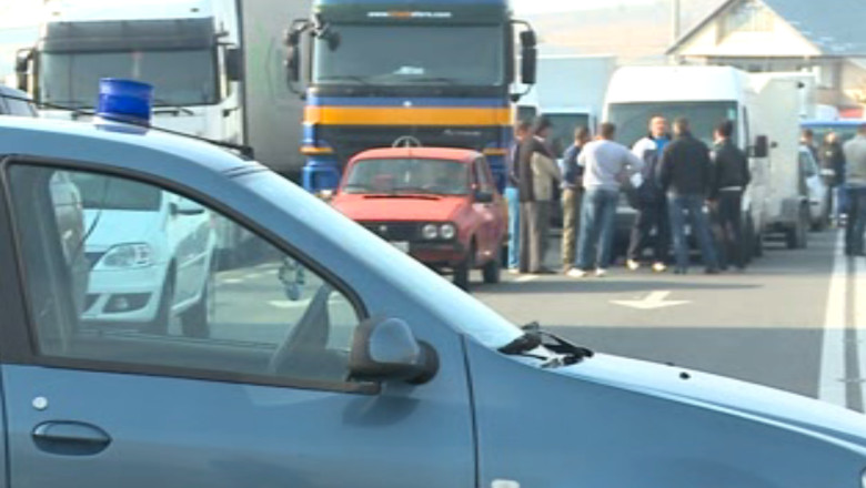 Zeci de microbuze burdusite cu tigari si alcool, oprite la vama Imagine