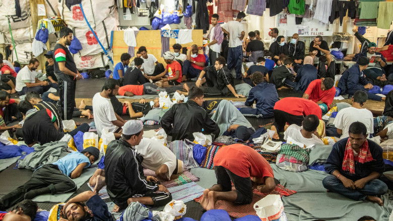 Zeci de migranti, impiedicati sa intre in Italia de noul guvern Meloni. Doar minorii si bolnavii au fost lasati Imagine