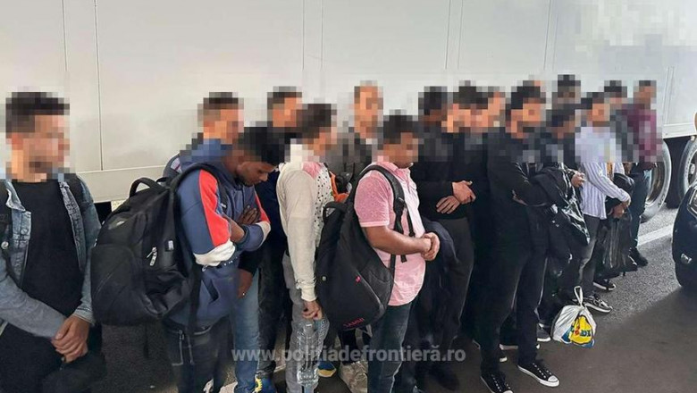 Zeci de migranti, prinsi in timp ce incercau sa treaca ilegal granita in Ungaria. Erau acunsi in doua microbuze si un TIR Imagine