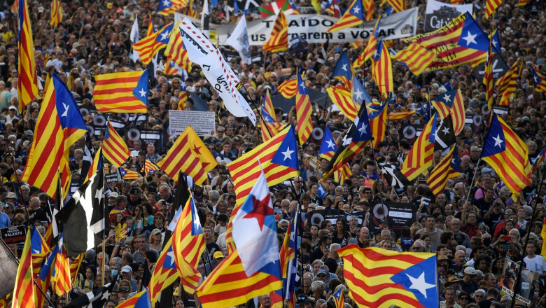 Zeci de mii de catalani au iesit in strada si au cerut independenta fata de Spania Imagine