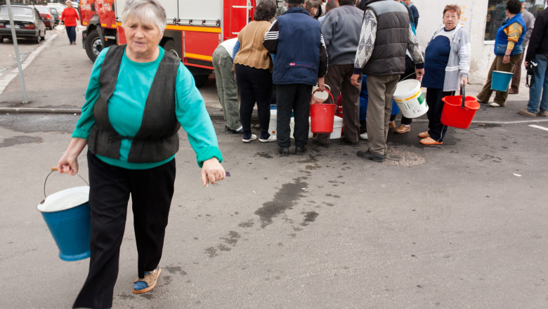Zeci de mii de constanteni au ramas fara apa din cauza lucrarilor la o benzinarie Imagine