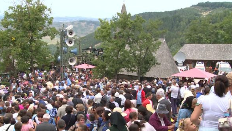 Zeci de mii de credinciosi, asteptati la manastirea Nicula Imagine