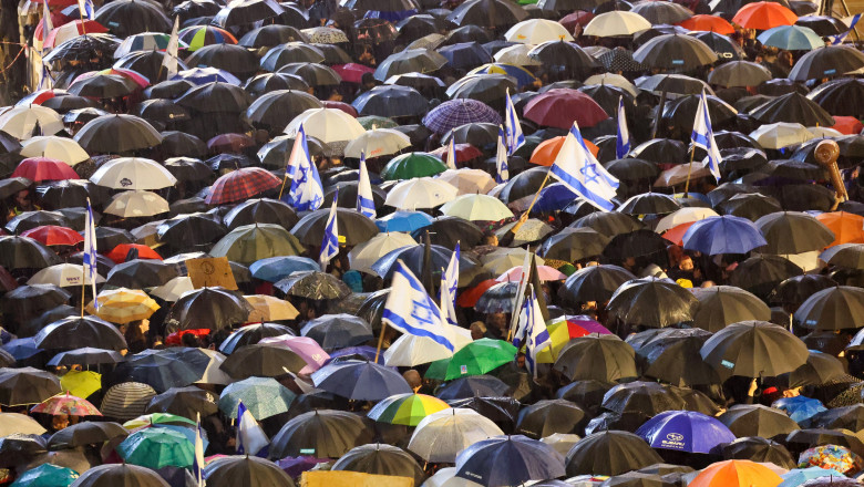 Zeci de mii de oameni au iesit in strada, in ploaie, impotriva lui Netanyahu, la cateva saptamani de cand a revenit la sefia guvernului Imagine