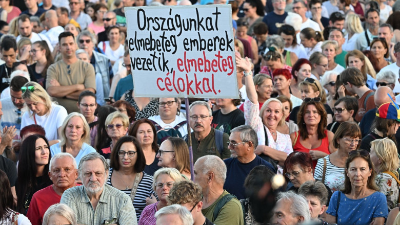 Zeci de mii de oameni au iesit in strada sa manifesteze contra premierului ungar Viktor Orban Imagine