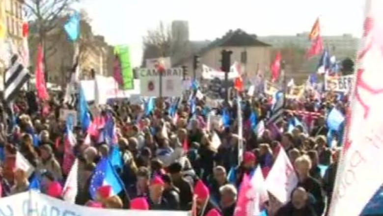 Zeci de mii de oameni au protestat in Franta impotriva casatoriilor gay Imagine
