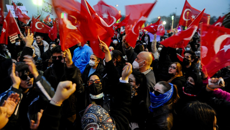 Zeci de mii de oameni au protestat la Istanbul fata de incarcerarea fostului primar Ekrem Imamoglu Imagine