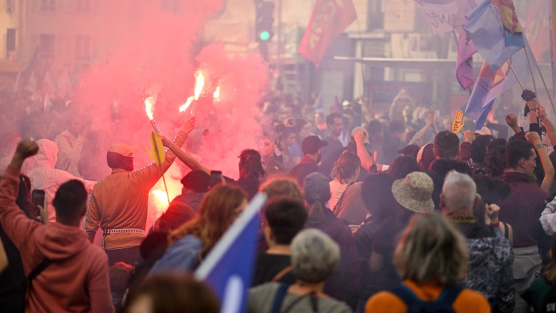Zeci de mii de oameni protesteaza la Paris fata de cresterea preturilor Imagine