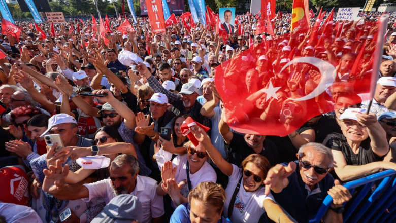 Zeci de mii de persoane, la o manifestatie a opozitiei la Ankara: Acuza guvernul turc ca submineaza democratia Imagine