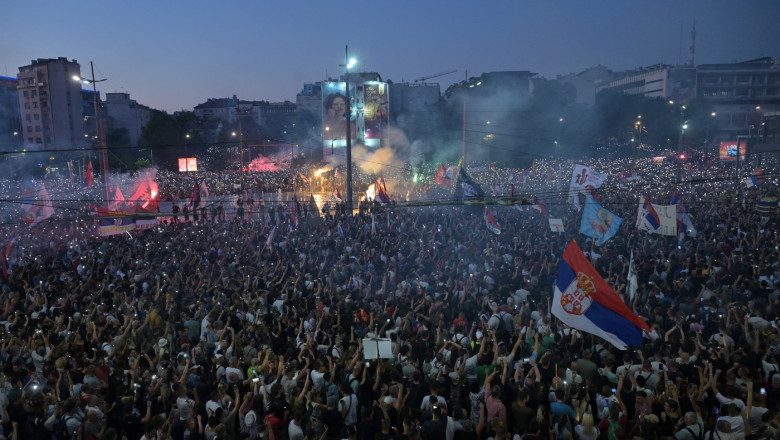 Zeci de mii de persoane s-au adunat sa protesteze la Belgrad si sa ceara alegeri anticipate Imagine