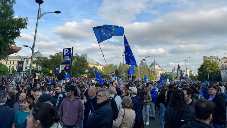 Zeci de mii de romani la marsuri pro-UE in orase din tara. In Bucuresti s-a strigat: „Coada la urne, nu la pasapoarte” Imagine