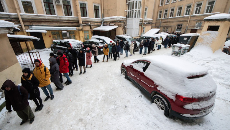 Zeci de mii de rusi stau la coada pentru a sustine un candidat anti-razboi in competitia cu Vladimir Putin Imagine