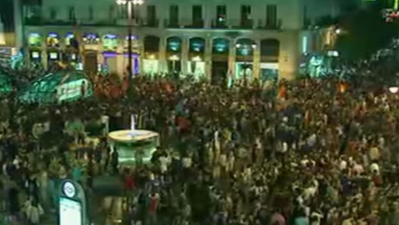 Zeci de mii de spanioli cer in strada abolirea monarhiei Imagine