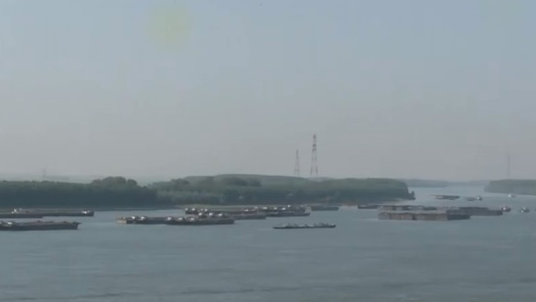 Zeci de nave maritime asteapta sa intre pe canalul Sulina. Capitan de vas: „Proviziile de apa si alimente s-au terminat” Imagine