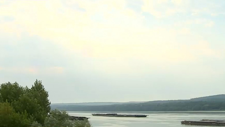 Zeci de nave sunt blocate pe Dunare la Zimnicea, din cauza nivelului scazut al apei Imagine