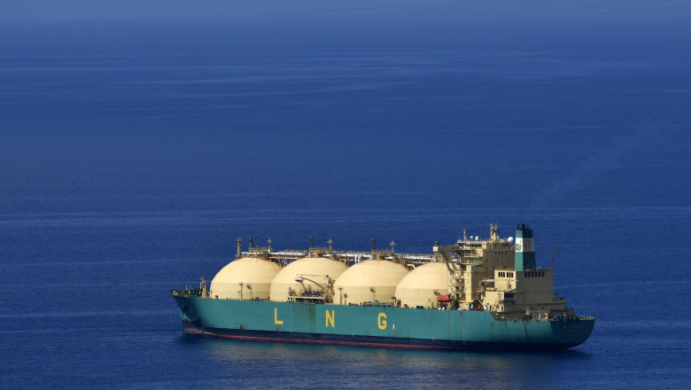 Zeci de nave uriase incarcate cu gaz asteapta in largul coastelor Europei. Care sunt explicatiile Imagine