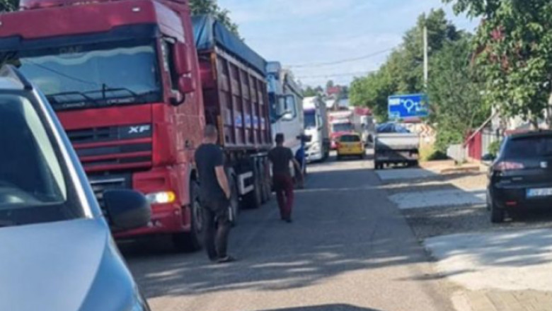 Zeci de oameni au blocat un drum din Suceava, nemultumiti de traficul auto cu tiruri din Ucraina: „Se strica drumurile” Imagine