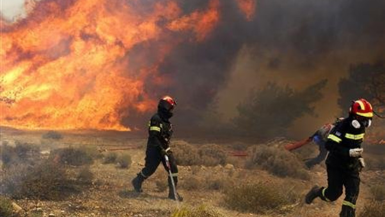 Zeci de oameni au fost evacuati, din cauza unui incendiu de vegetatie in Grecia Imagine