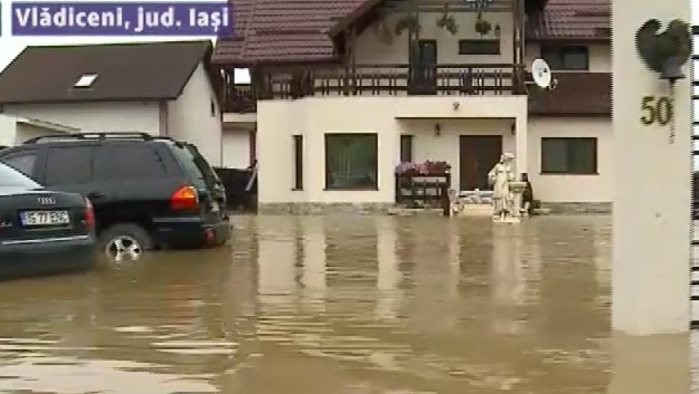 Zeci de oameni au fost izolati de ape Imagine