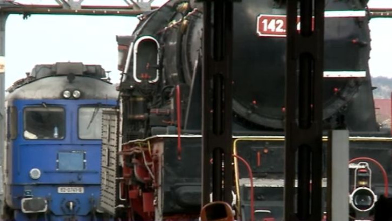 Zeci de oameni au stat trei ore in camp dupa ce locomotiva trenului a luat foc Imagine